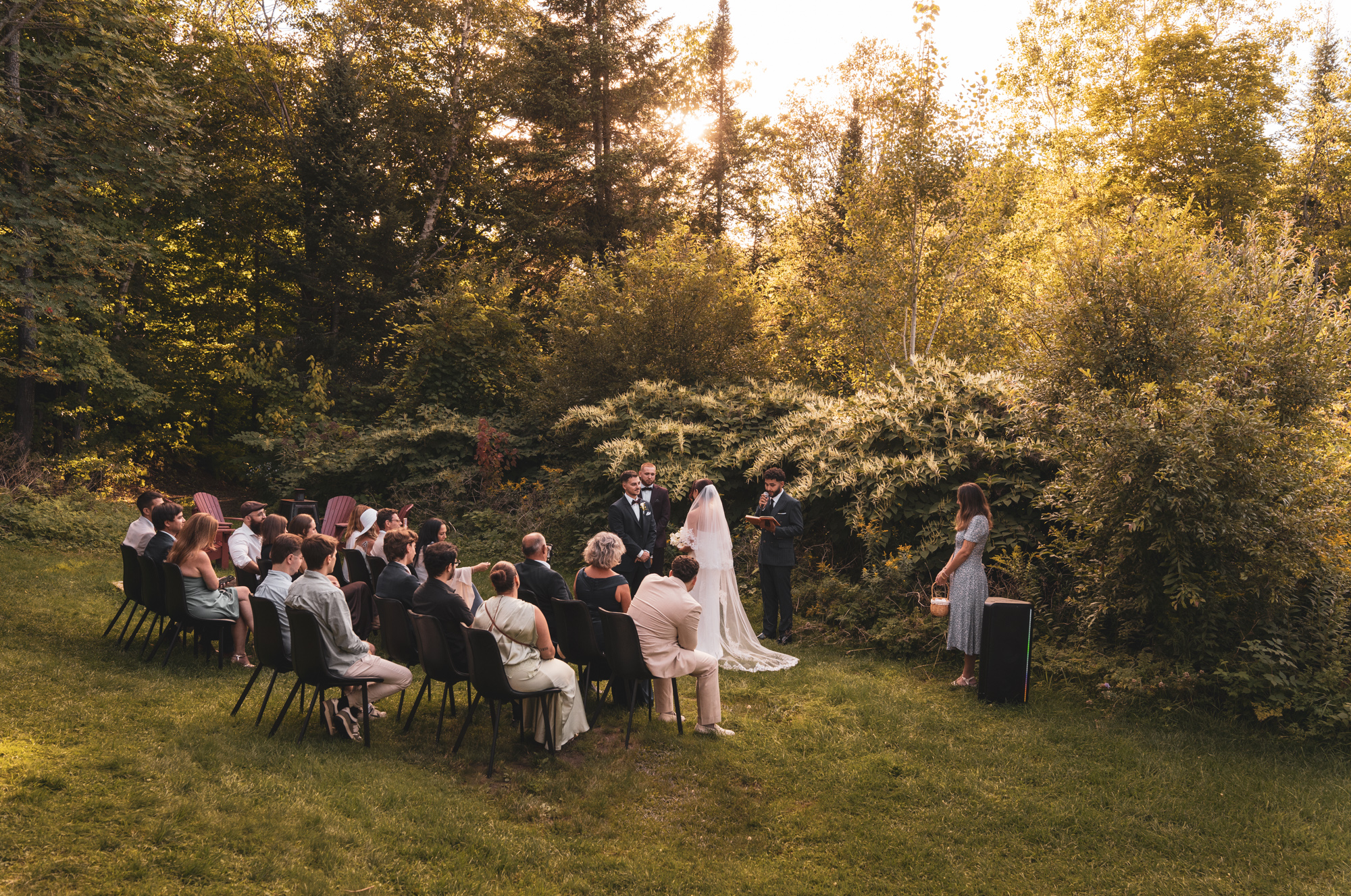 Mariage de Derya et Benjamin — cérémonie en plein air dans une clairière à contre-jour